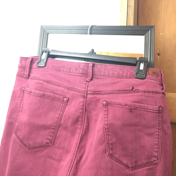 Red Jeans Lei - Picture 2 of 3